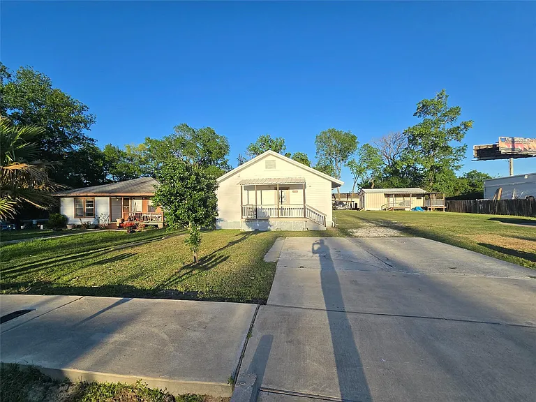 19736 Dunbar Ave — Photo 2
