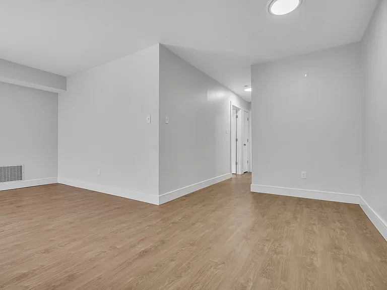 Ambassador Apartments — Photo 15
