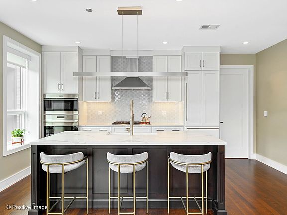3rd image of 2643 N Hermitage Ave #201