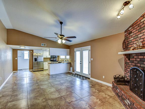 4th image of 2652 E Isabella Ave