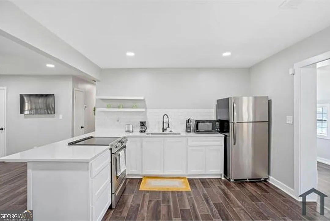 3 bed, 2.0 bath, 1352 sqft, $2,000 — Photo 3