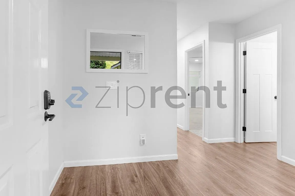 3 bed, 2.5 bath, 1704 sqft, $3,050 — Photo 2