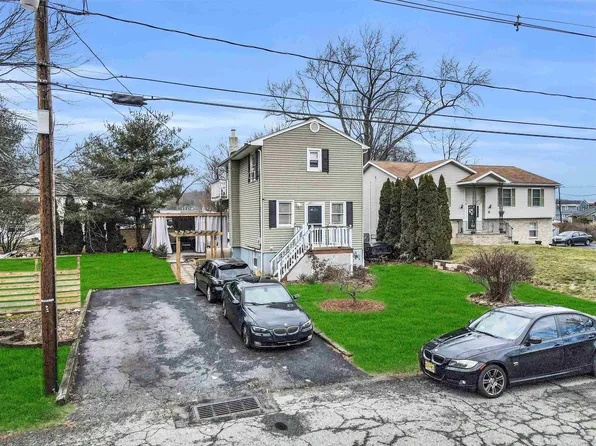 9 Oak Rd, Lake Hopatcong, NJ 07849