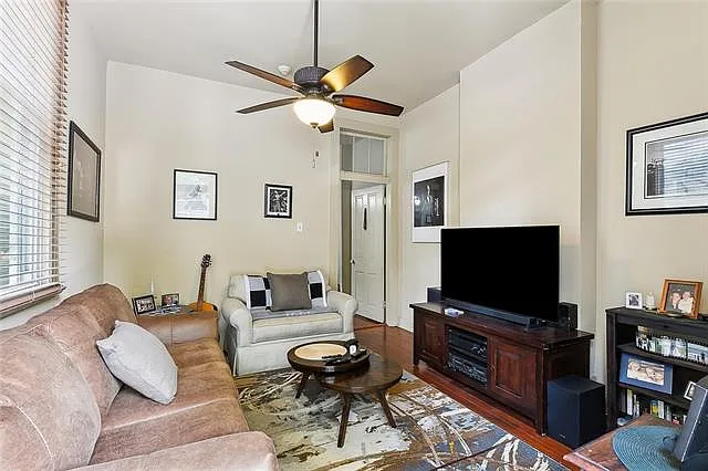 1104 Jena St — Photo 3