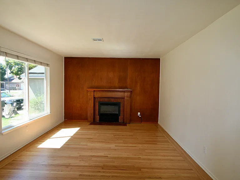 2736 Northglen St — Photo 3