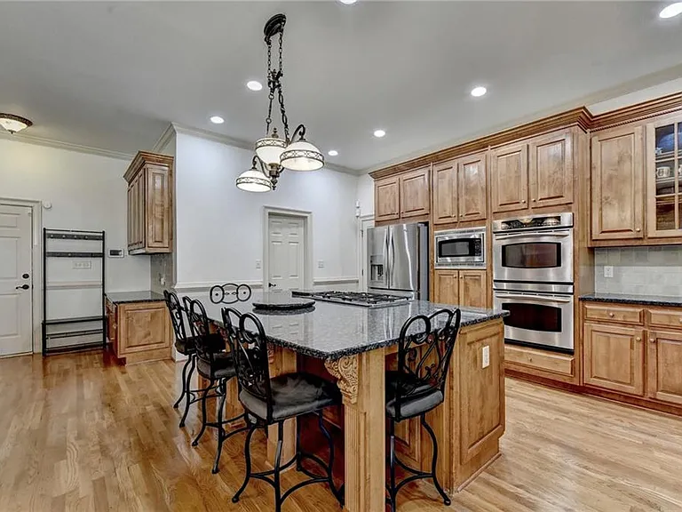 8910 Pinehurst Cv — Photo 40
