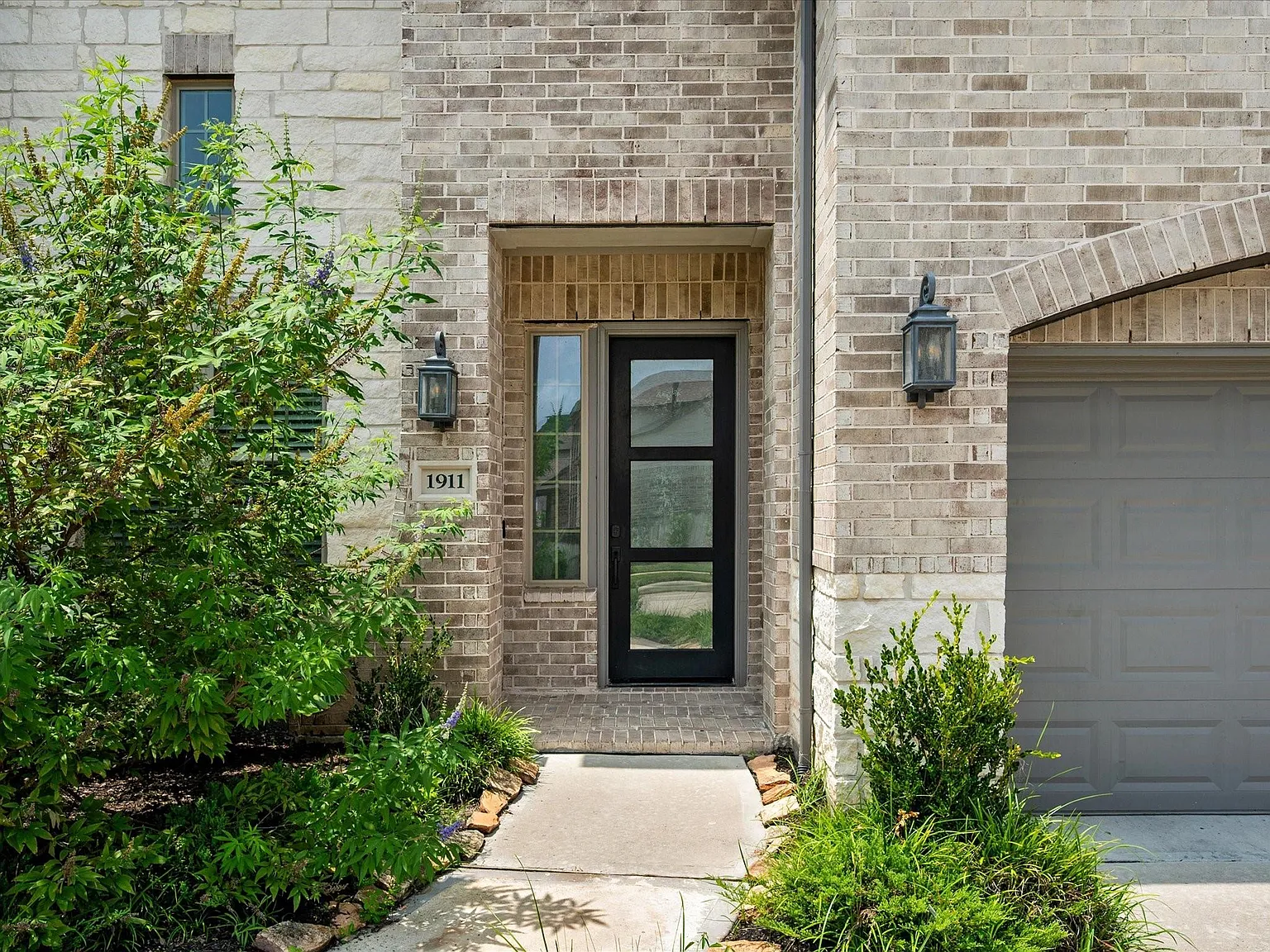 5 bed, 4.5 bath, 3935 sqft, $4,500 — Photo 2