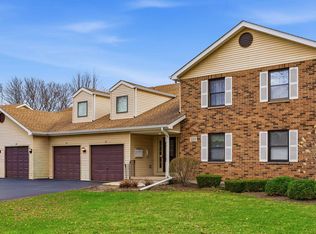 329 Everett Ave APT 2B, Crystal Lake, IL 60014