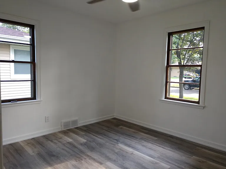 209 SW School St — Photo 6