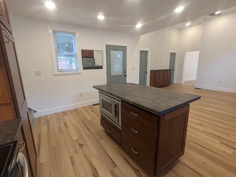625 7th Ave — Photo 9
