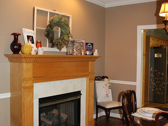 Mantle/Gas Logs-Dining Room