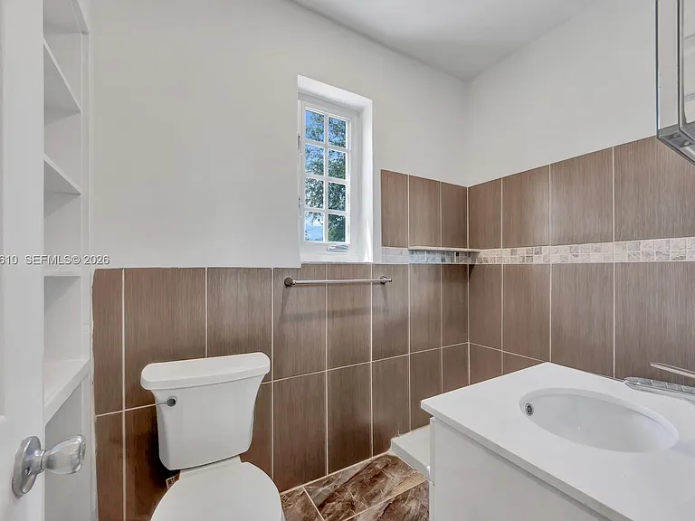 570 NE 68th St #1 — Photo 15