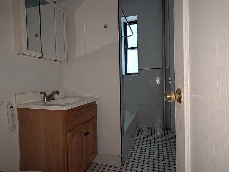 41-16 51st St #1D — Photo 2