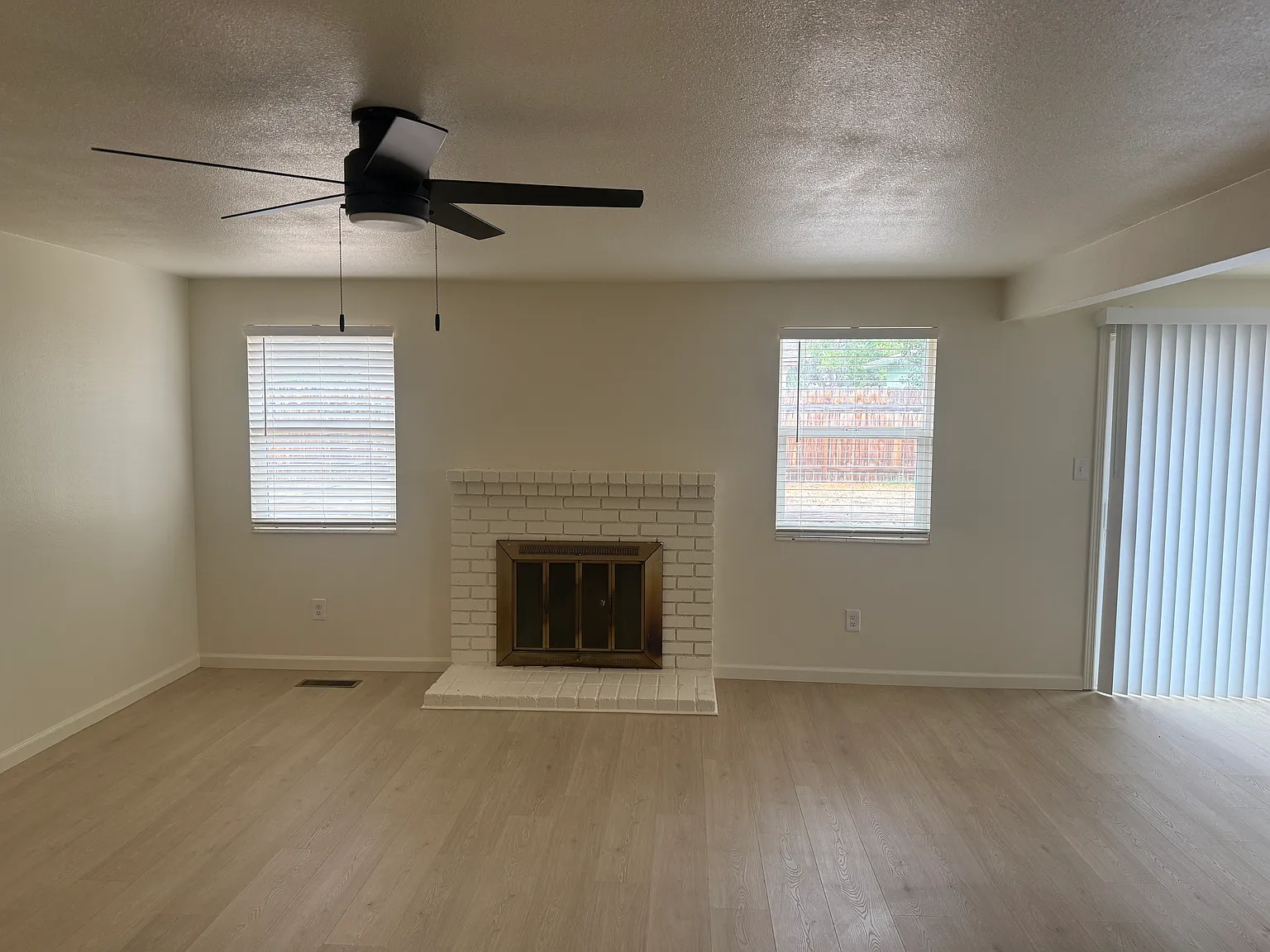 3 bed, 1256 sqft, $2,400 — Photo 4