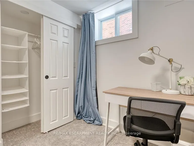 239 Cloverdale Ave E #LOWER — Photo 20