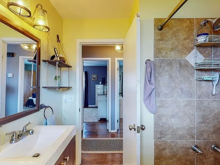 1139 Valley Dr NW — Photo 9