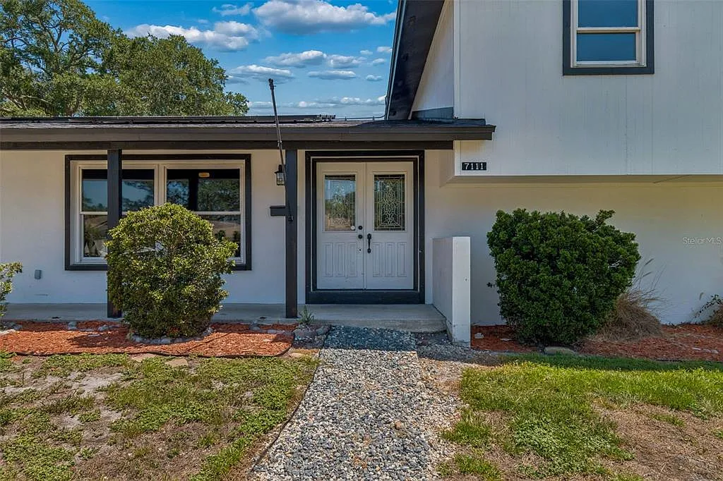 4 bed, 3.0 bath, 1958 sqft, $3,750 — Photo 4