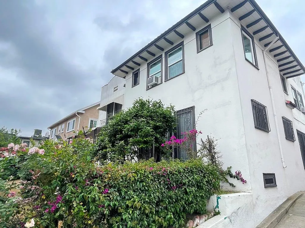4 bed, 3.5 bath, 2200 sqft, $5,900 — Photo 3