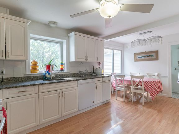 Eat-in kitchen