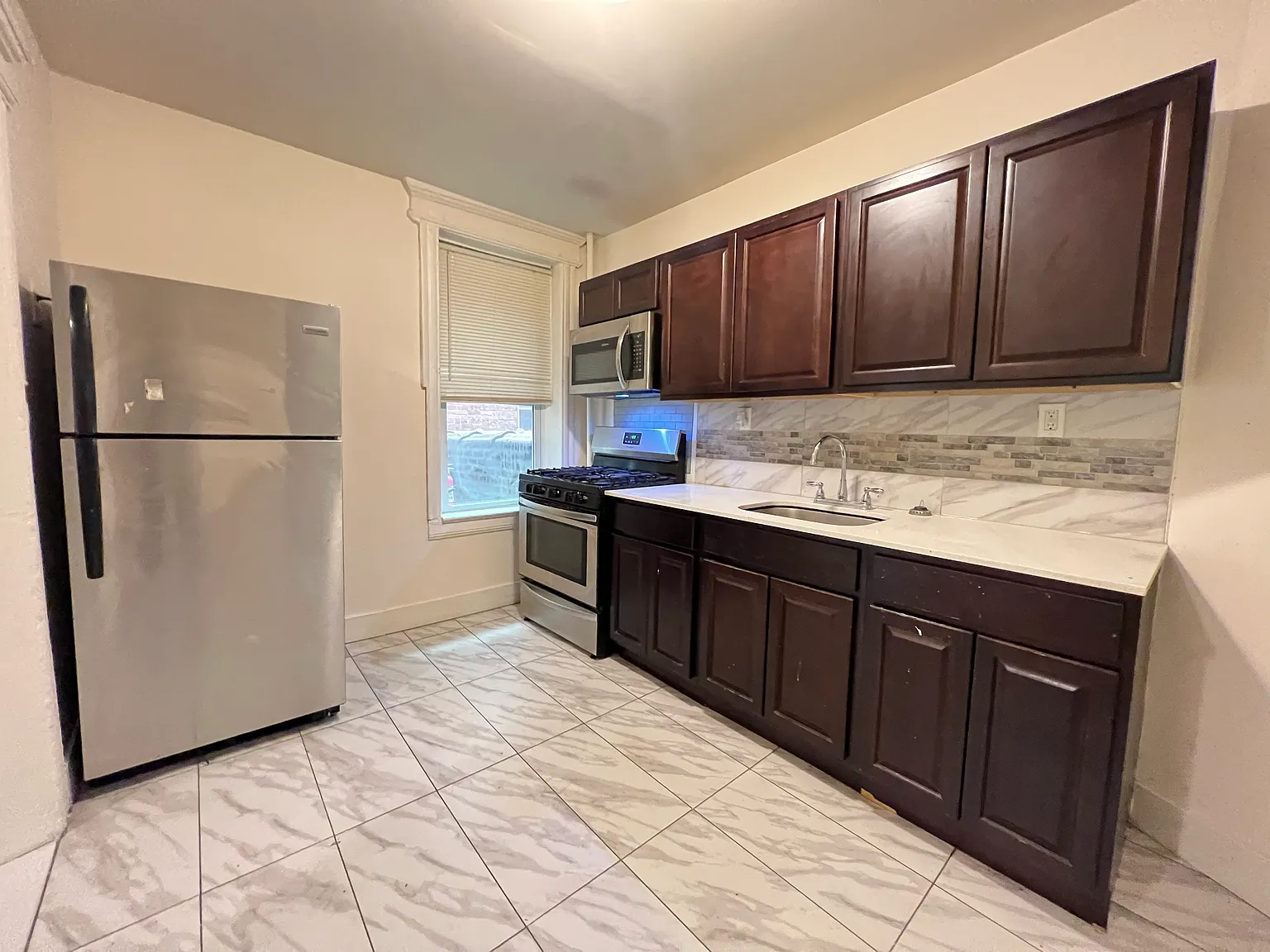 3 bed, 1000 sqft, $1,900 — Photo 1