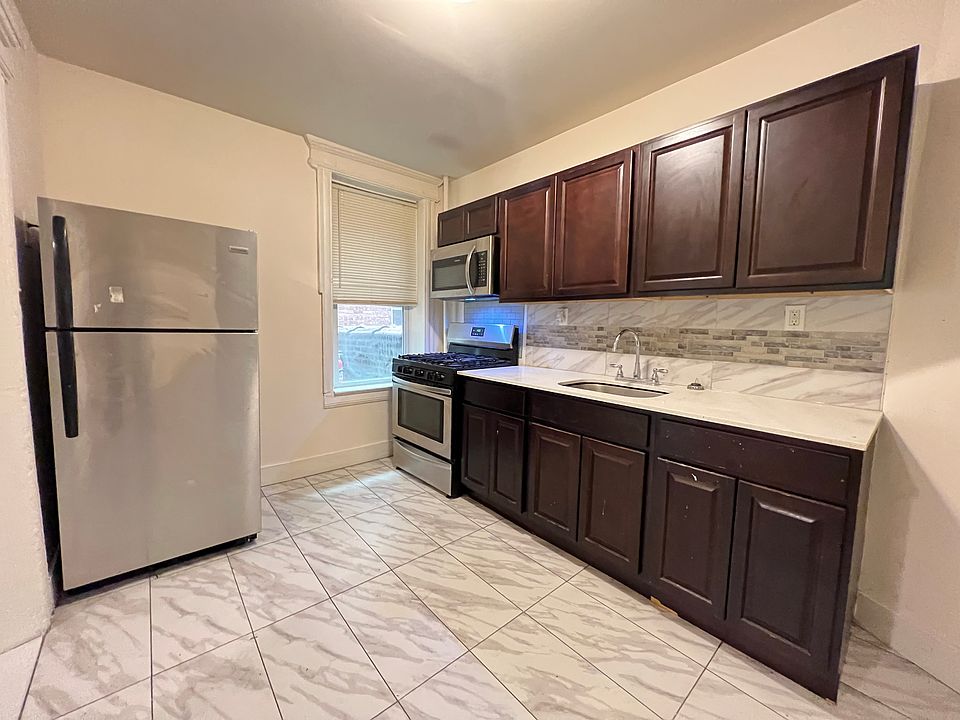 1st image of 220 Bloomfield Ave #10