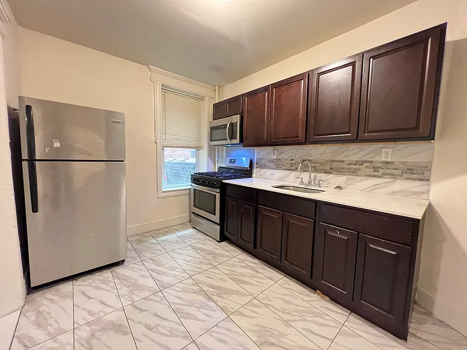 220 Bloomfield Ave #10
