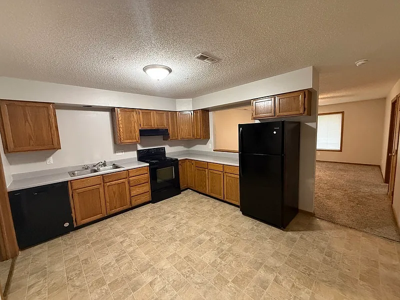 3 bed, 1.0 bath, 1050 sqft, $1,350 — Photo 2