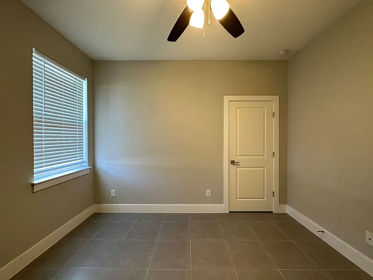 207 Begonia Ln — Photo 7