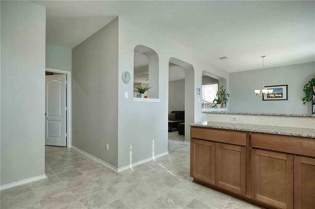 3 bed, 2.5 bath, 2089 sqft, $2,100 — Photo 2