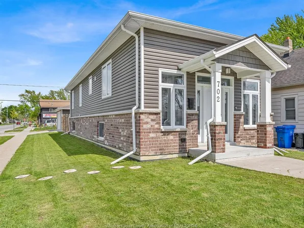 702 Lesperance Rd, Tecumseh, ON N8N 1W7