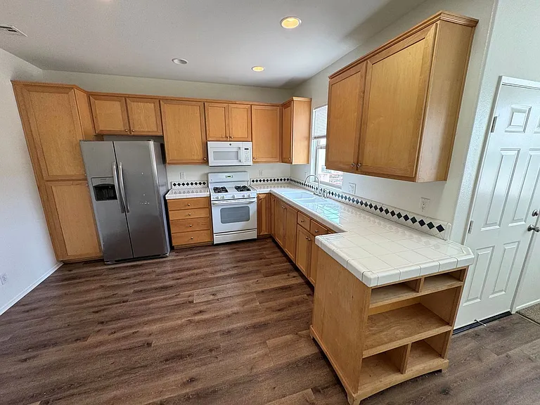 1073 N Ventura Ave #&-32 — Photo 7