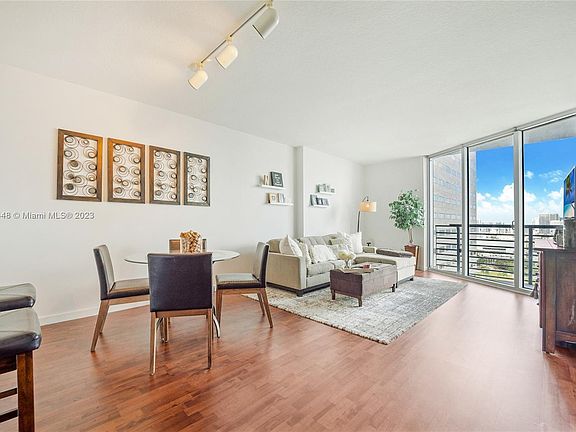 4th image of 325 Biscayne Blvd #3516