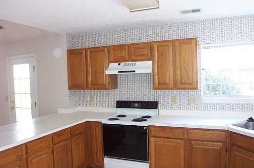 5th image of 1438 Earlham Ln