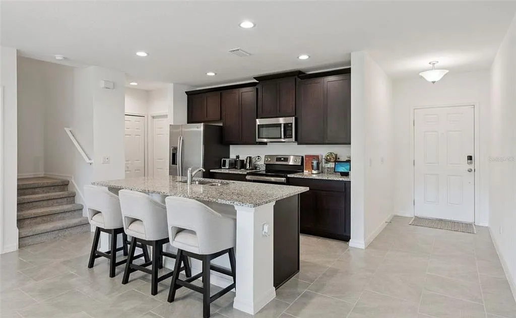 4 bed, 2.5 bath, 1868 sqft, $2,600 — Photo 4