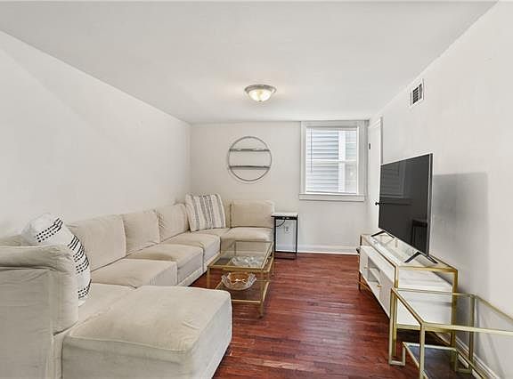 3rd image of 7626 Oak St
