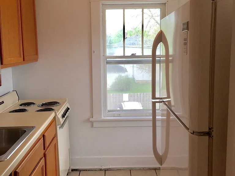 921 W Cross St — Photo 5