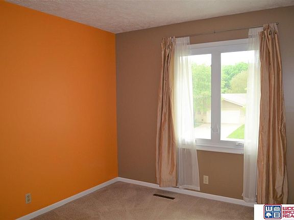 5th image of 5940 Queens Dr