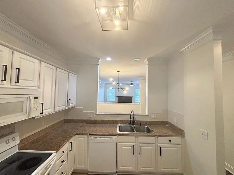 820 Forest Park Rd — Photo 5