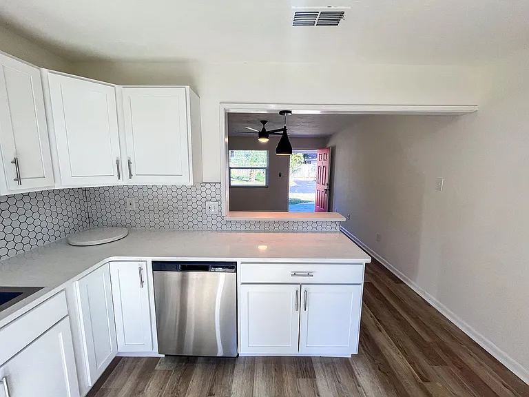414 SE 8th St #D — Photo 7