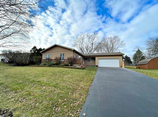 1677 Woodside Ct, Woodstock, IL 60098