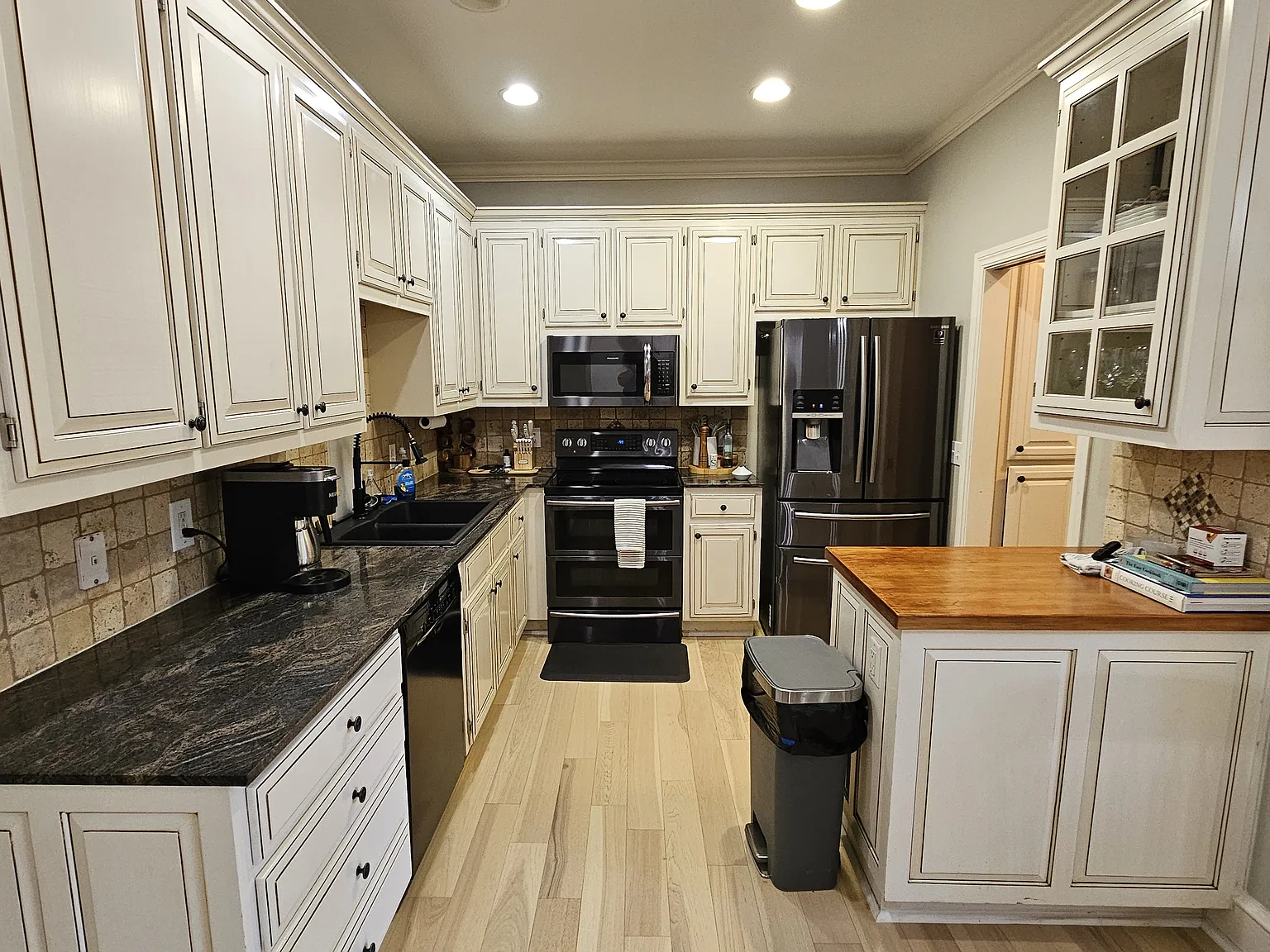 4 bed, 2500 sqft, $2,500 — Photo 4