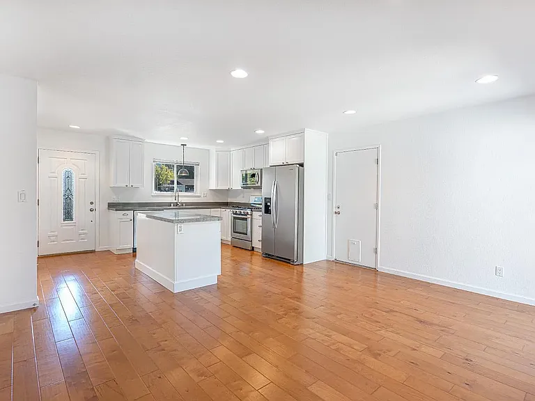 1323 Prentice Dr — Photo 6