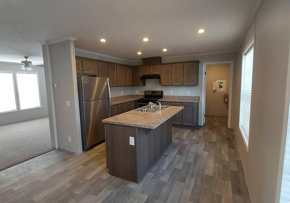 1st image of 226 Saturn Cir