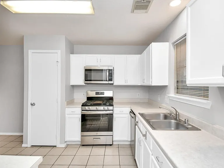 3919 Rolling Springs Ln — Photo 19