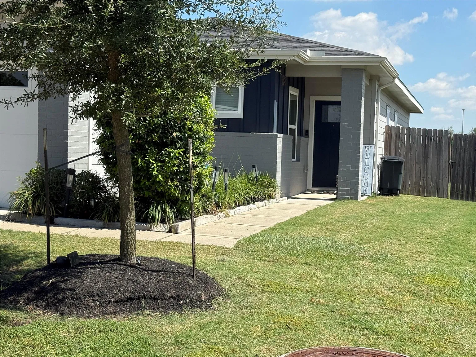 3 bed, 2.0 bath, 1551 sqft, $2,300 — Photo 2