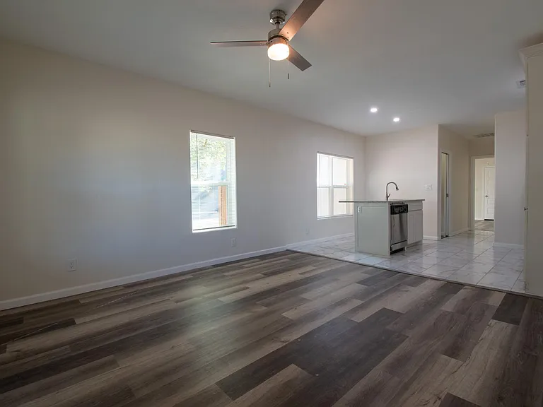 2207 S Vernon Ave — Photo 3