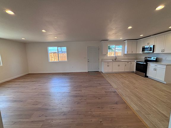 3rd image of 3741 Hemlock St