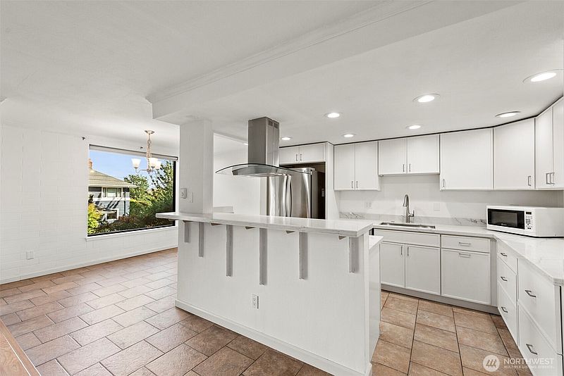 5th image of 1605 5th Avenue N #102