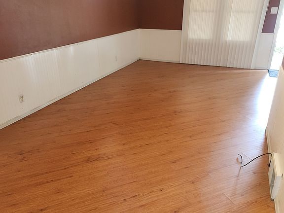 Living Room/Entry