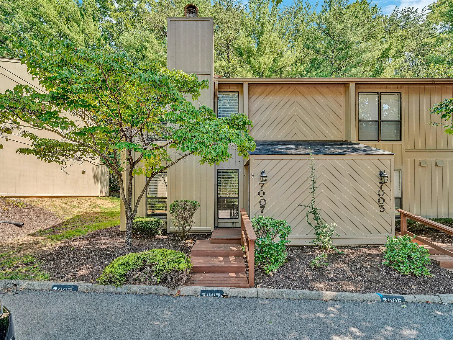 2 bed, 1.5 bath, 1044 sqft, $1,595 — Photo 1